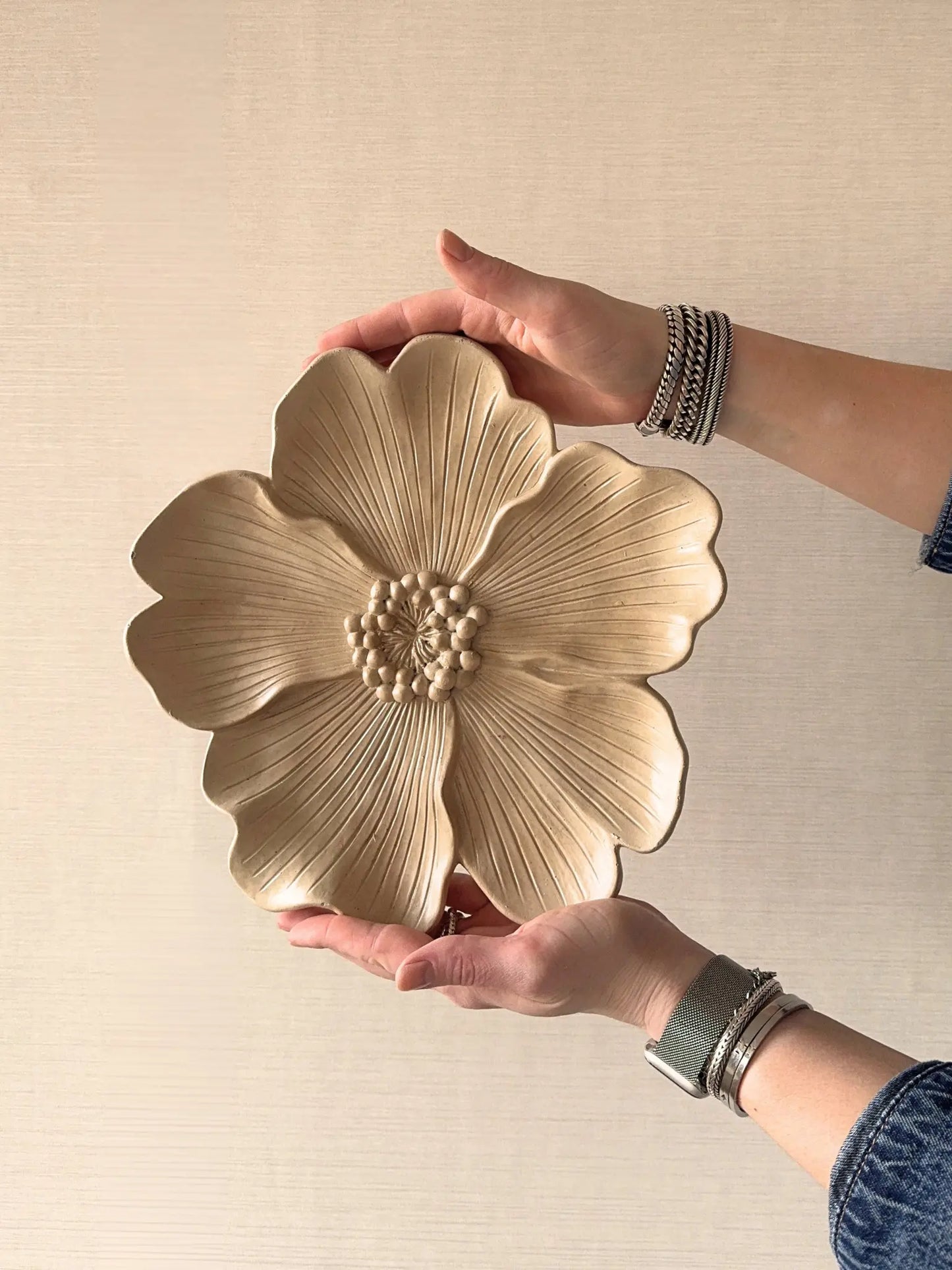 Aardewerk plateau bloem beige