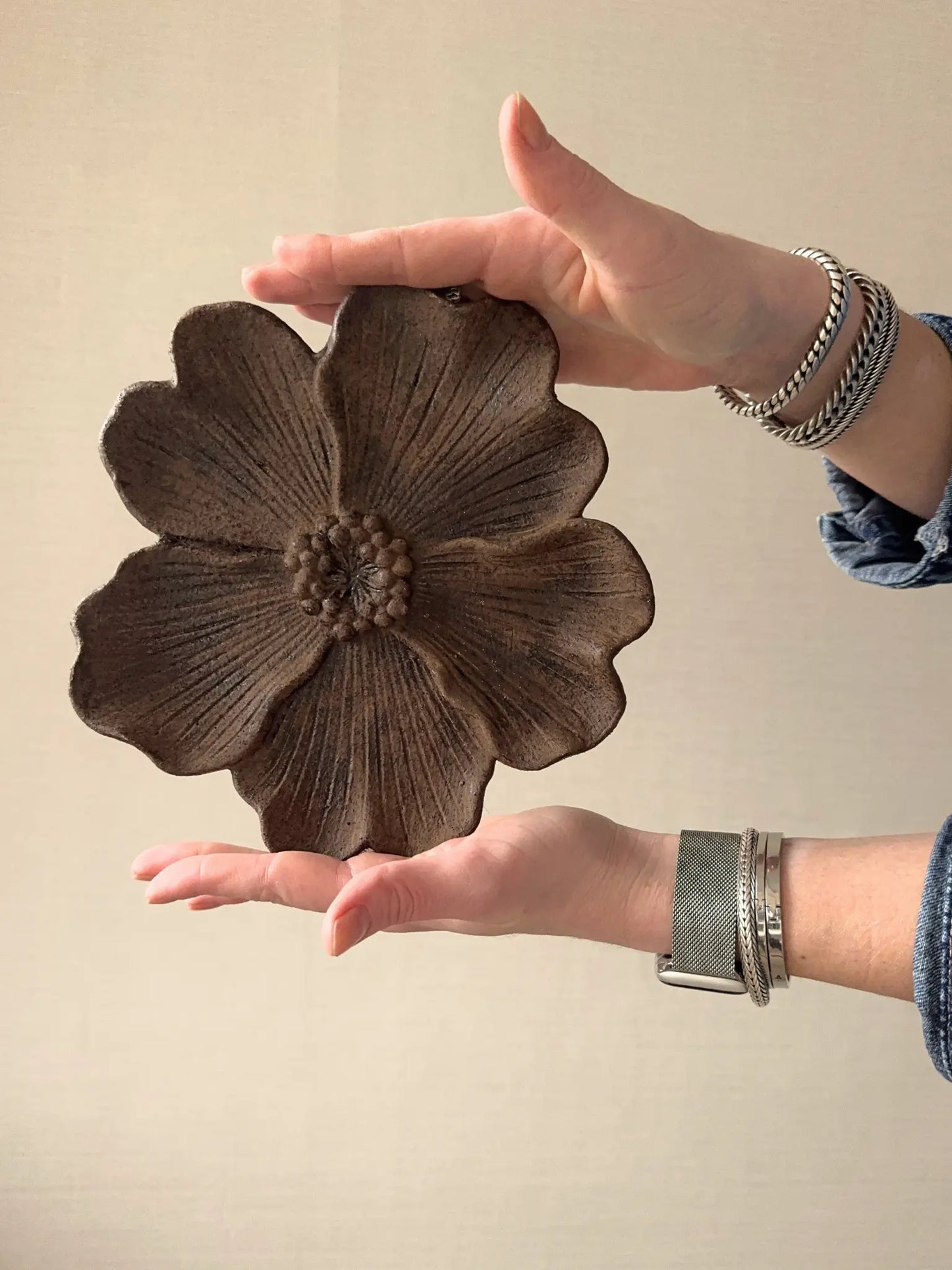 Aardewerk plateau bloem bruin