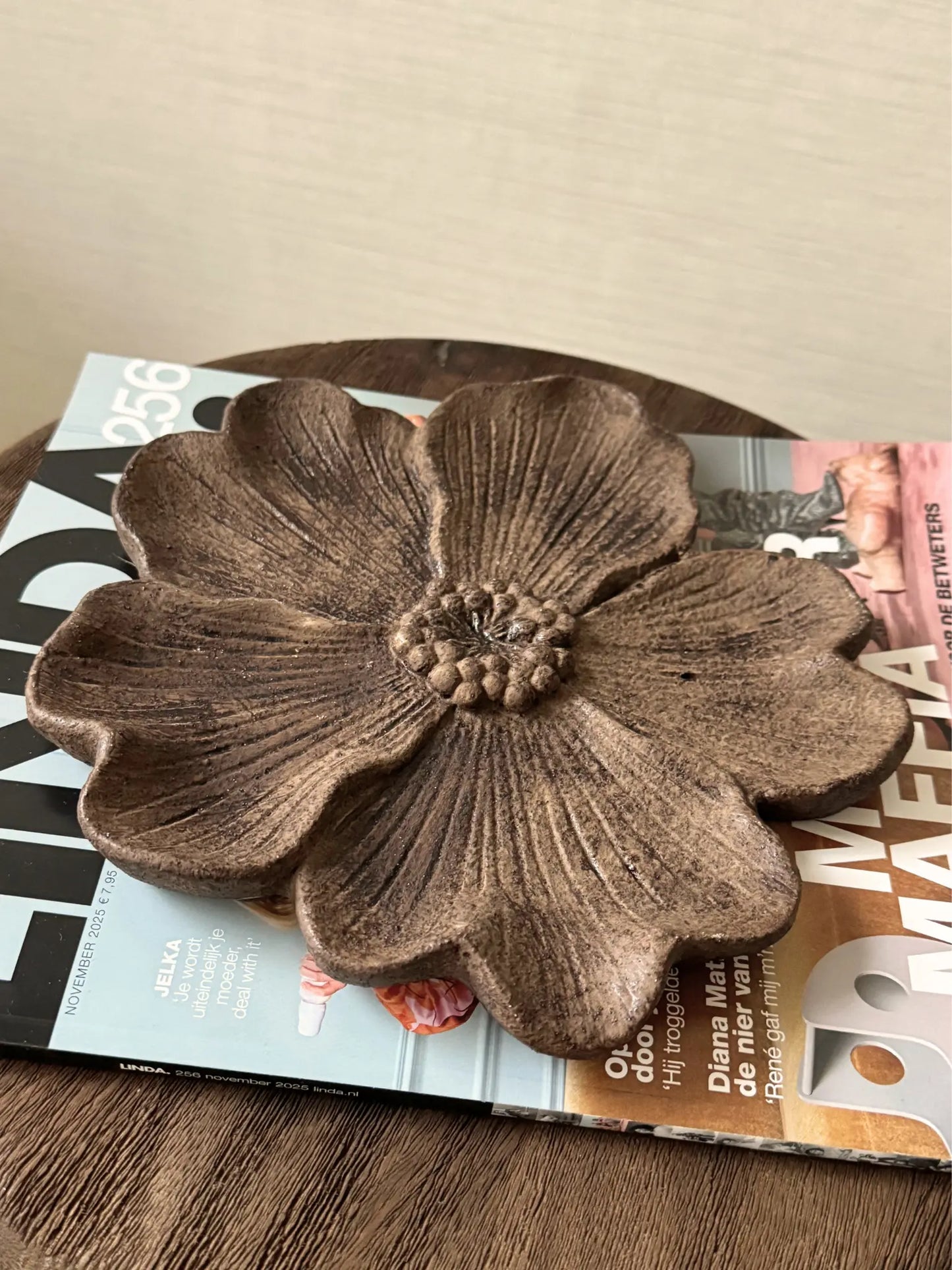 Aardewerk plateau bloem bruin