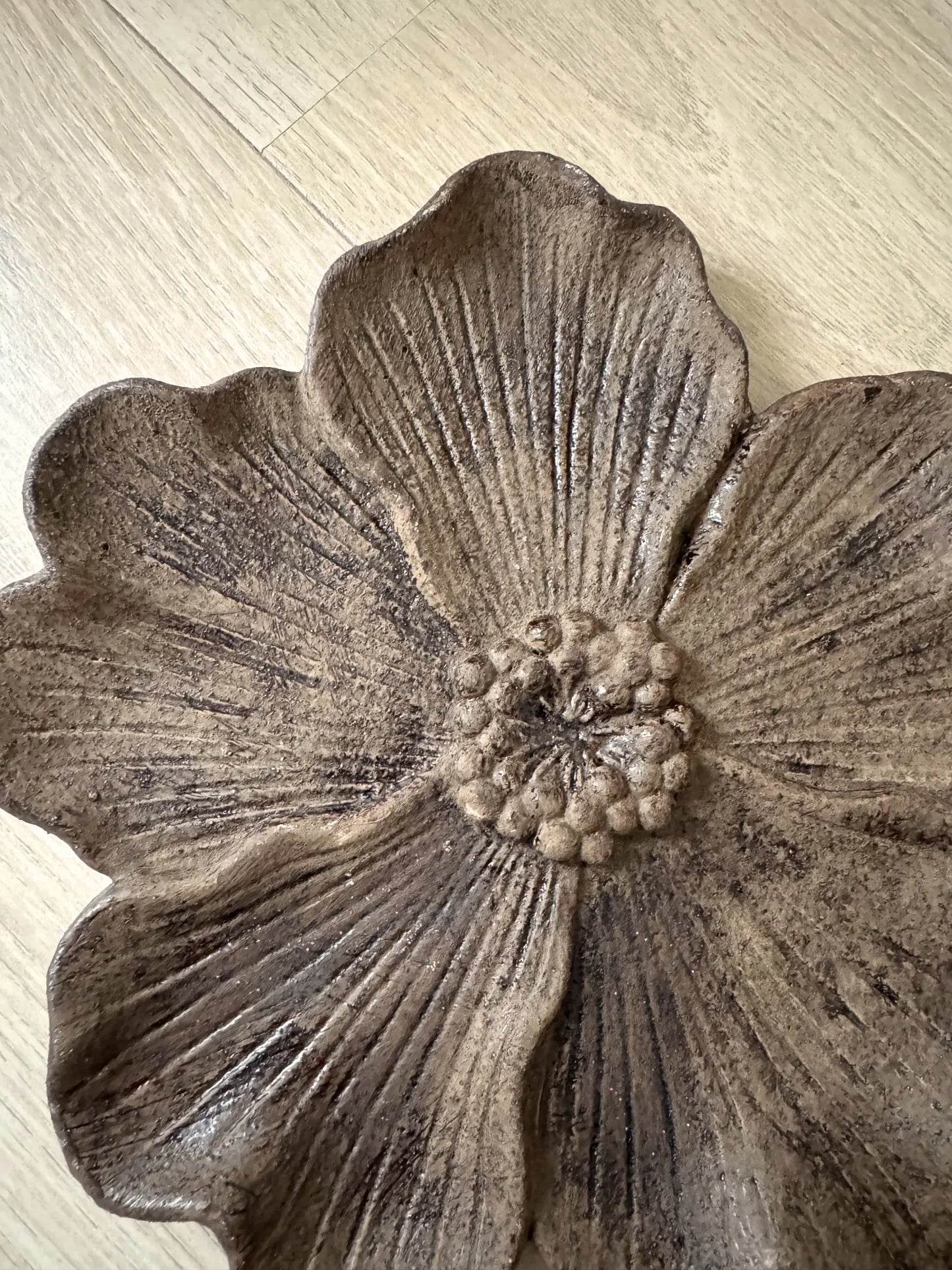 Aardewerk plateau bloem bruin