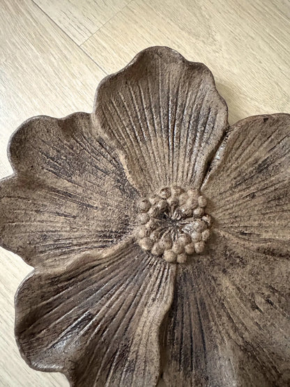 Aardewerk plateau bloem bruin