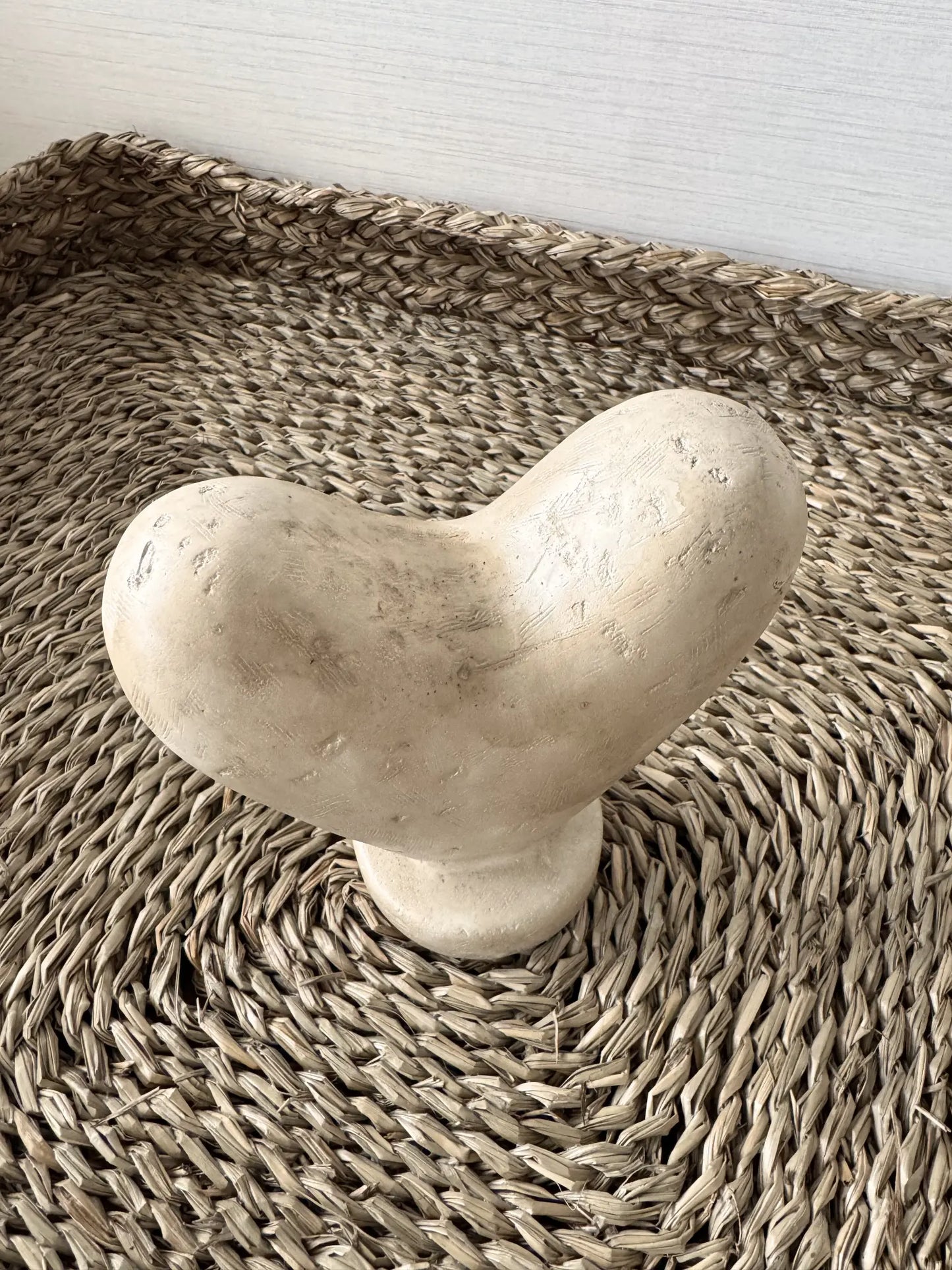 Aardewerk ornament hart beige