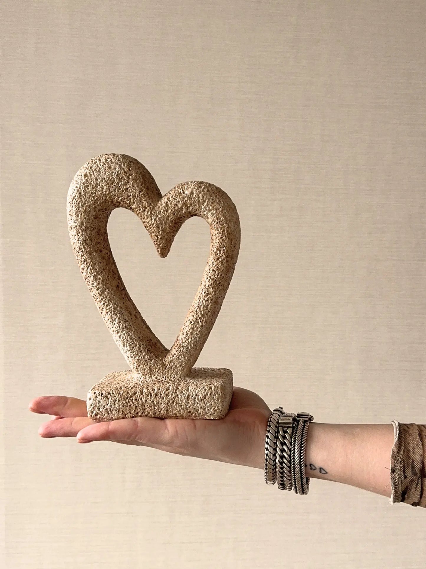 Aardewerk ornament hart open beige