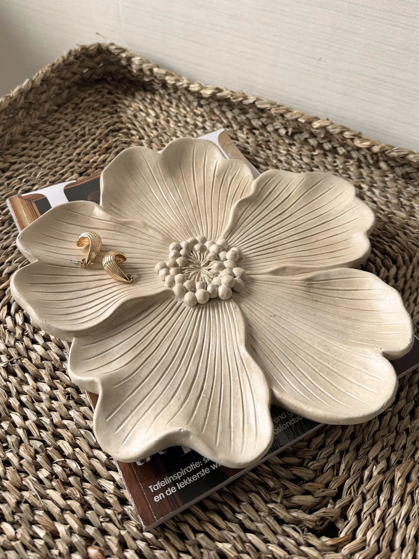Aardewerk plateau bloem beige