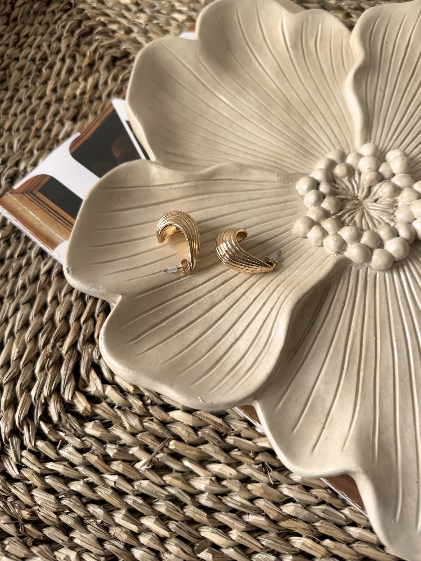 Aardewerk plateau bloem beige