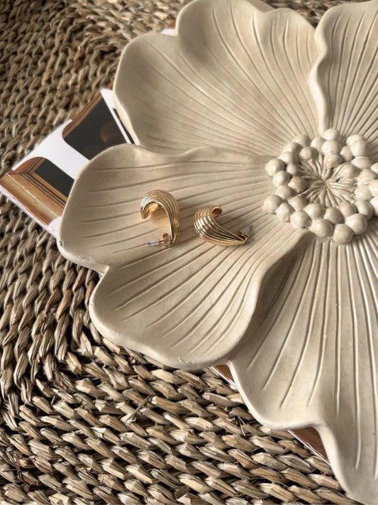 Aardewerk plateau bloem beige