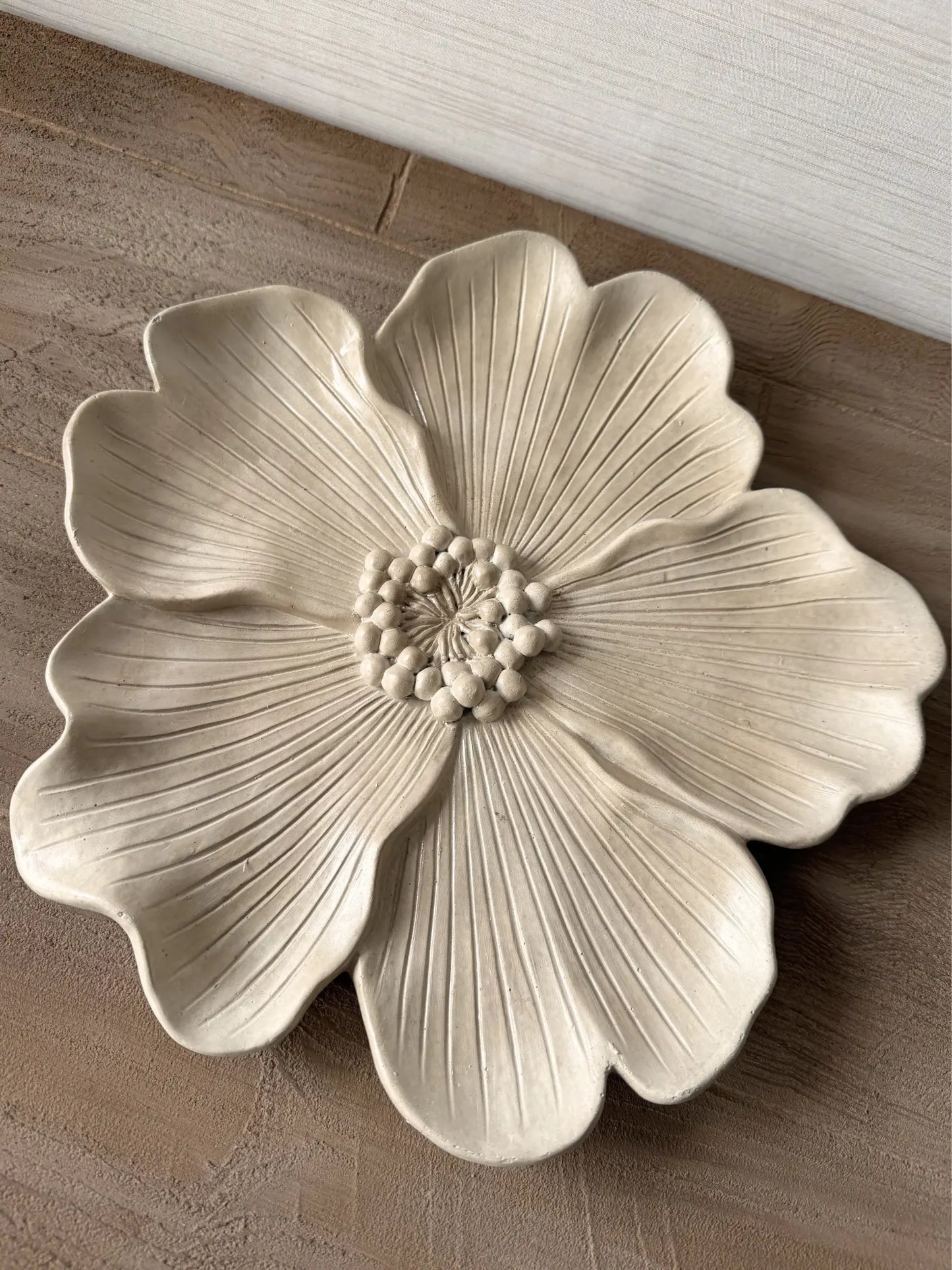 Aardewerk plateau bloem beige