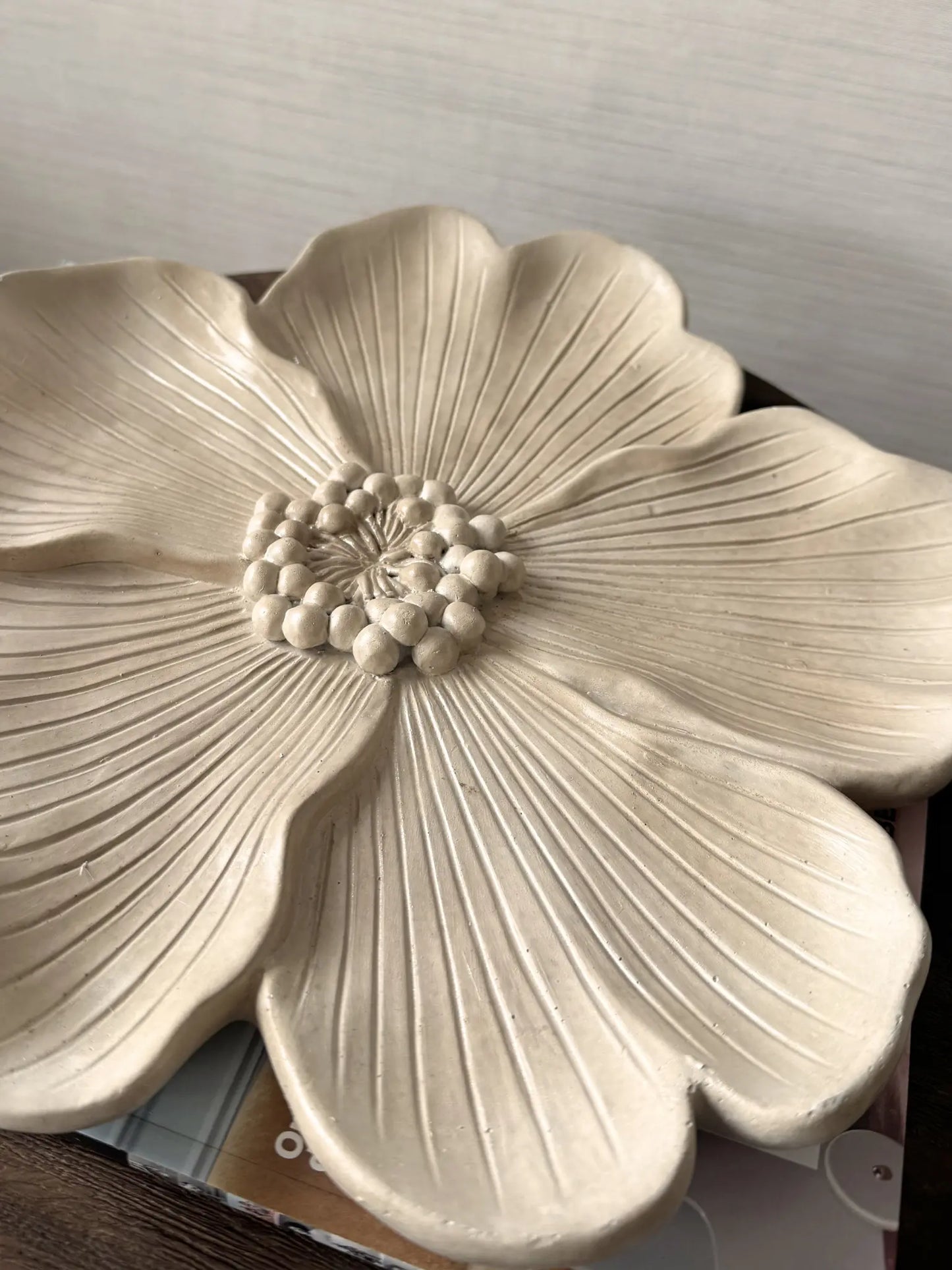Aardewerk plateau bloem beige