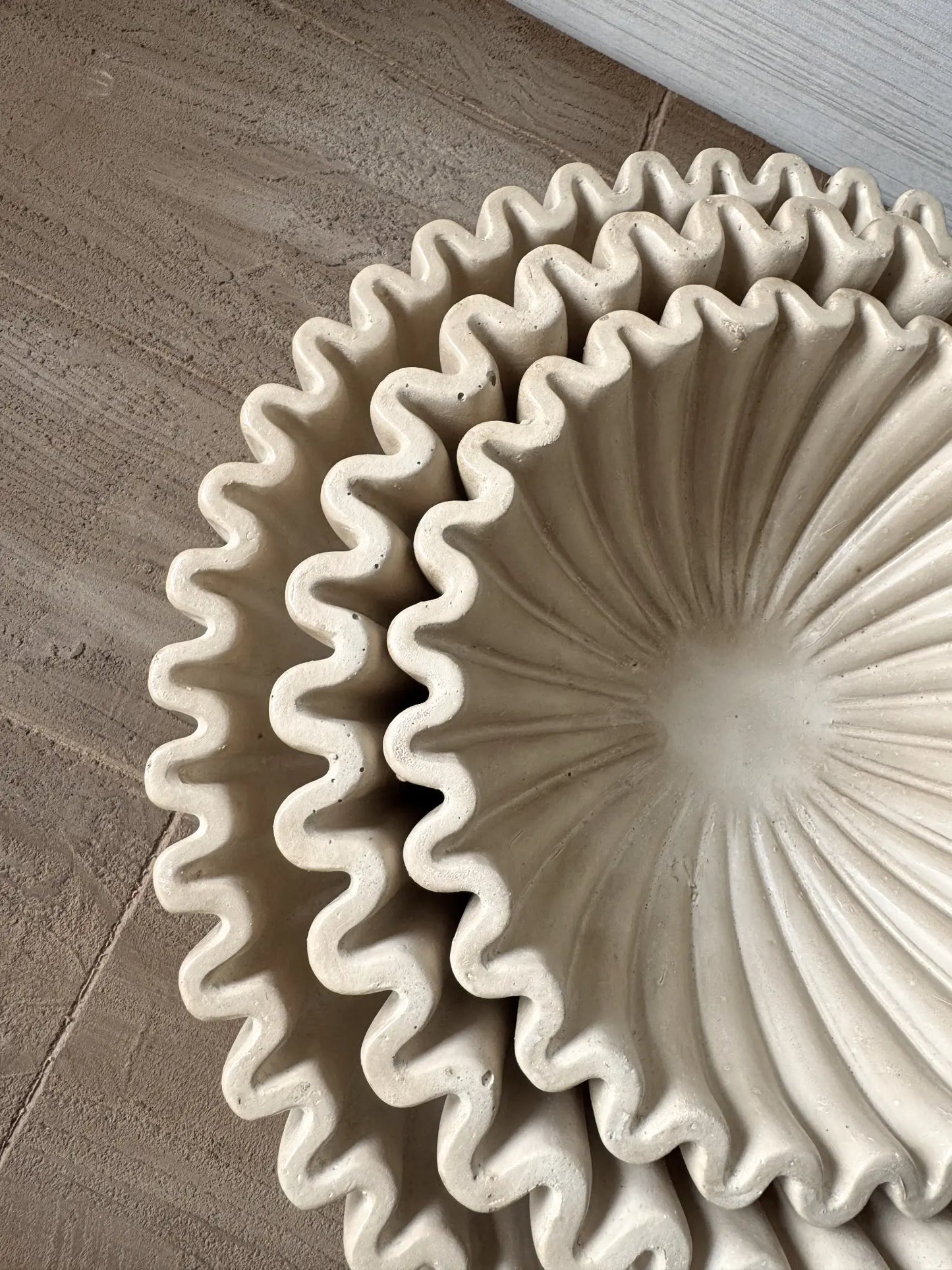 Aardewerk schaal met ribbel beige