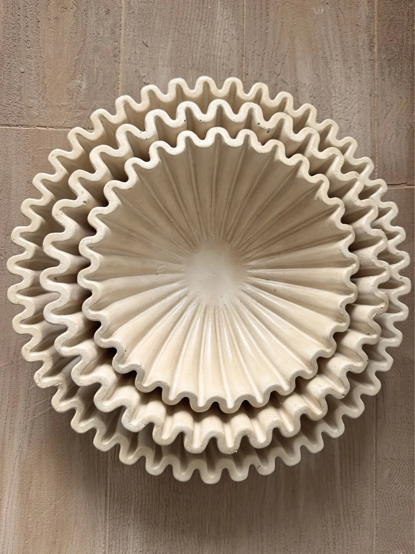 Aardewerk schaal met ribbel beige