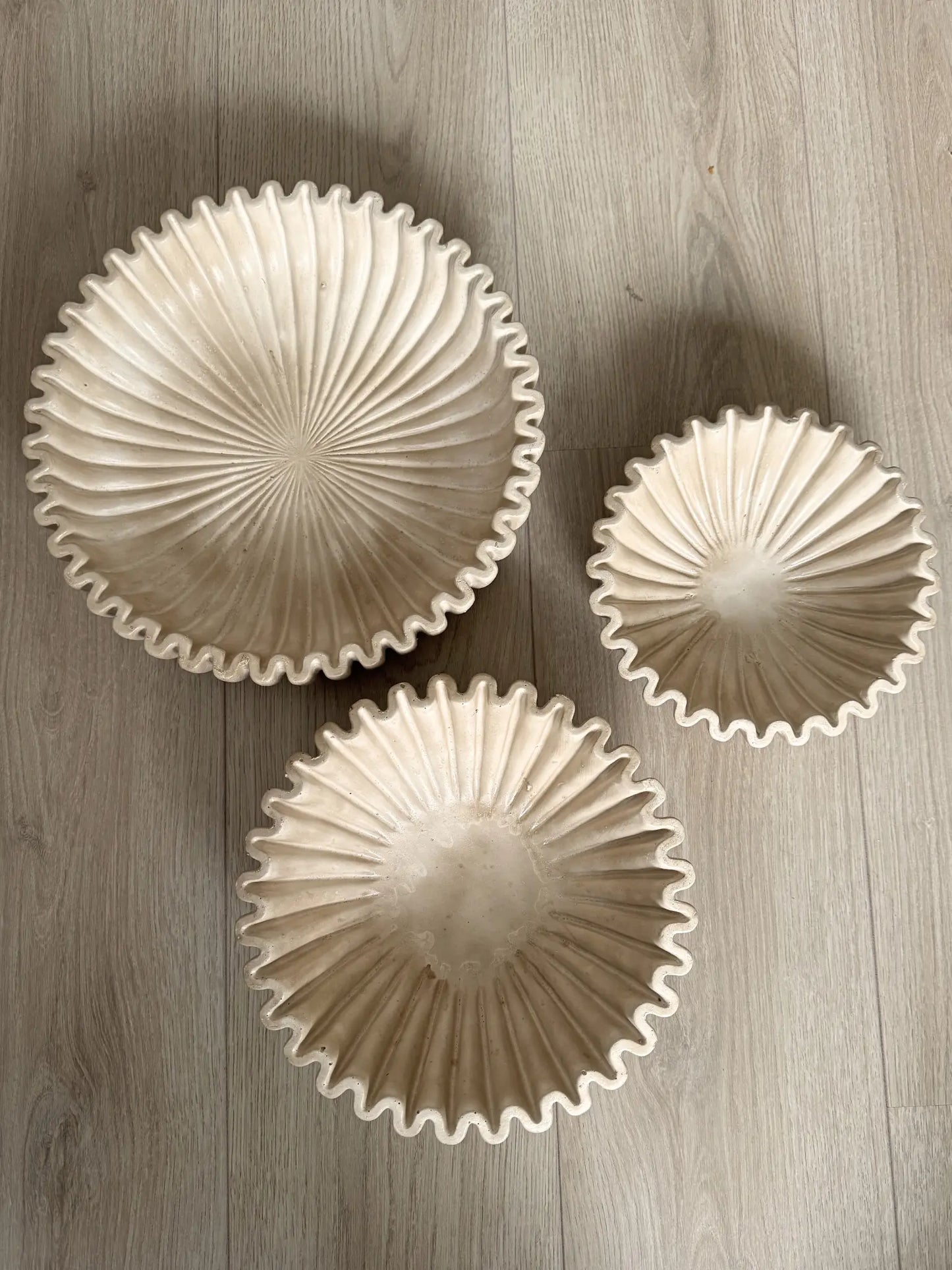 Aardewerk schaal met ribbel beige