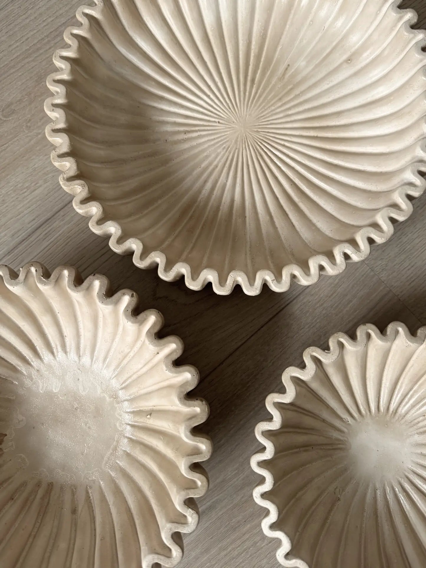 Aardewerk schaal met ribbel beige