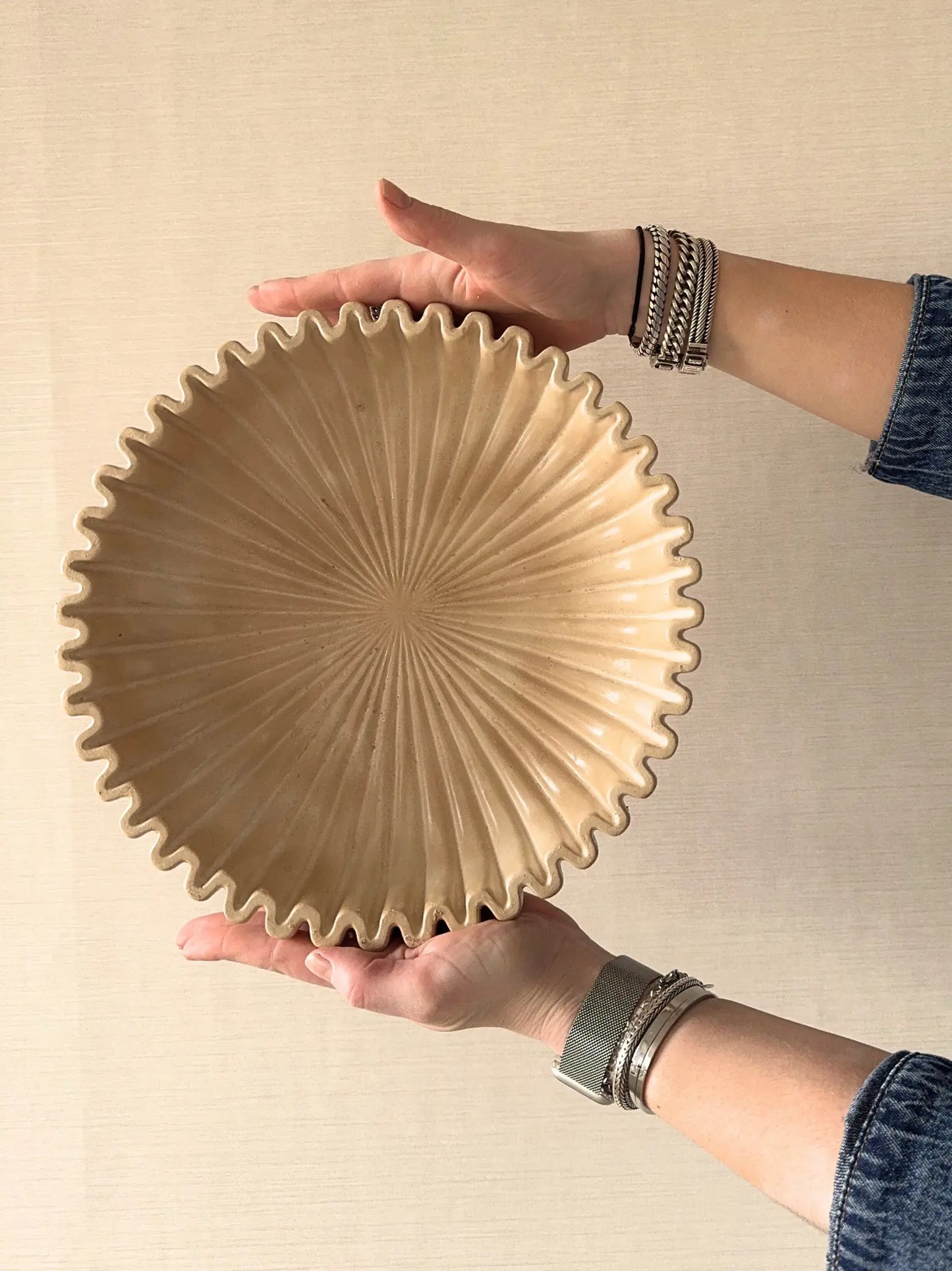 Aardewerk schaal met ribbel beige