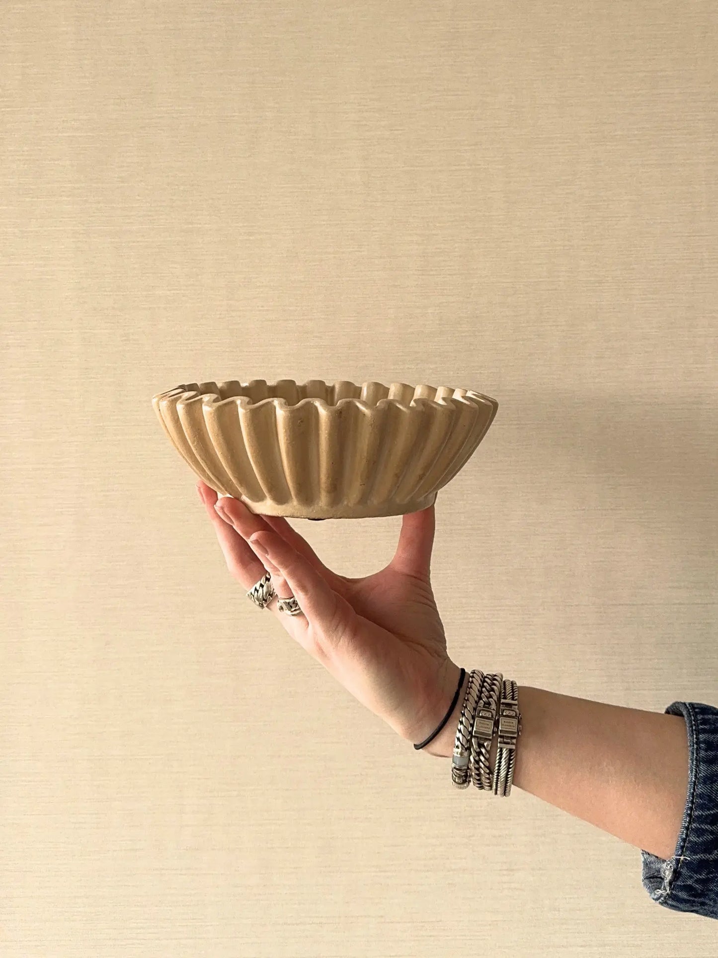 Aardewerk schaal met ribbel beige