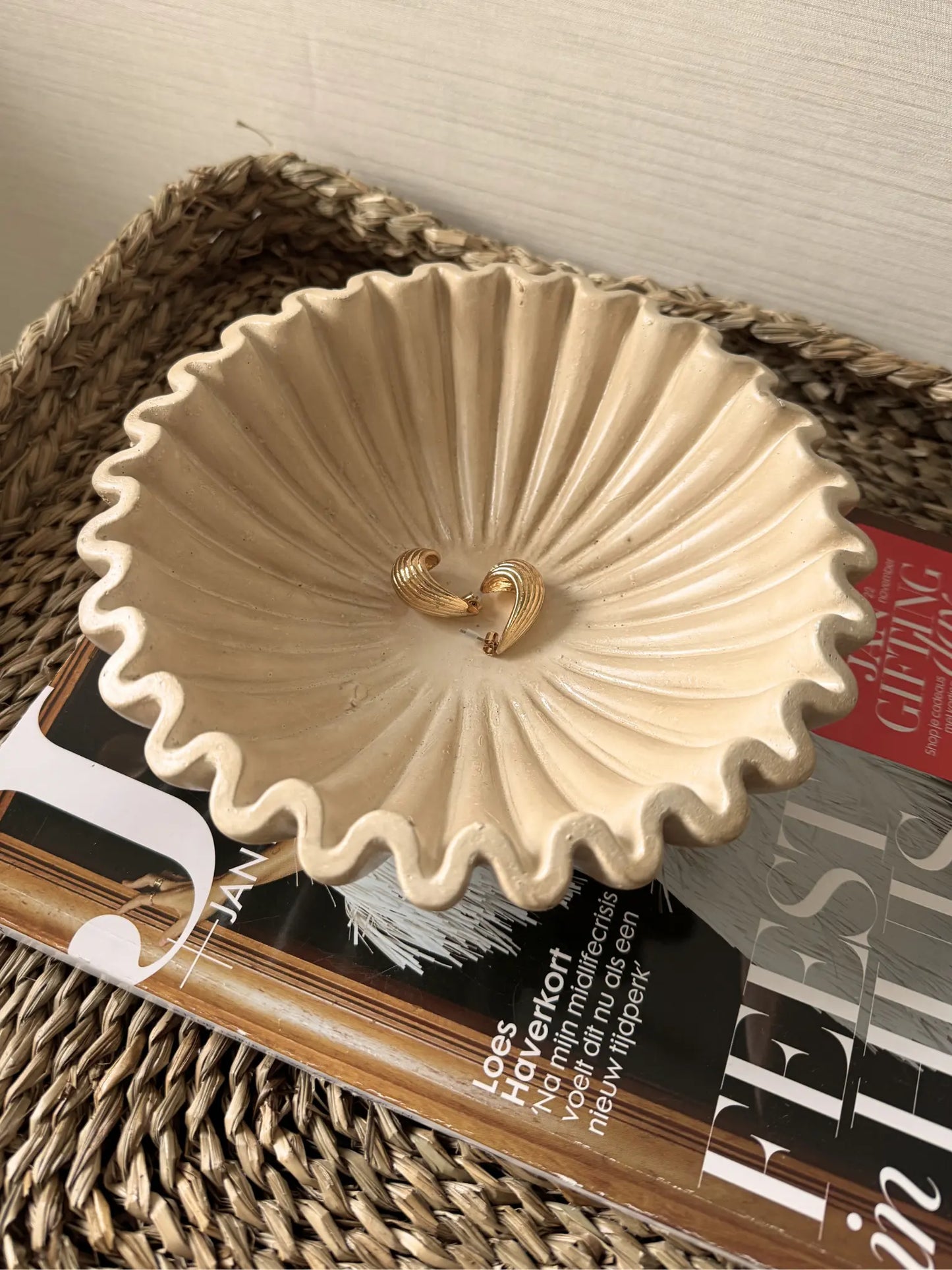 Aardewerk schaal met ribbel beige