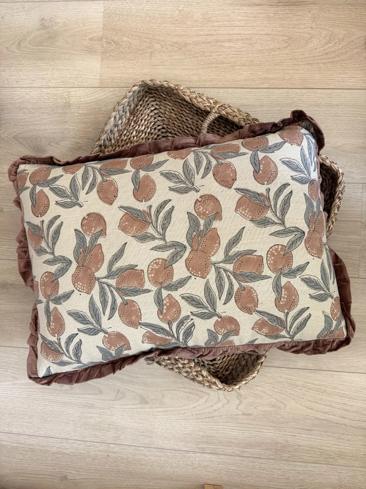 Kussen fruit met roezels oranje 40 x 60 cm