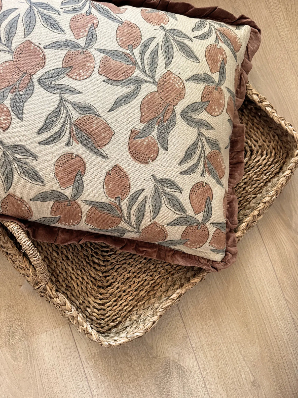 Kussen fruit met roezels oranje 40 x 60 cm