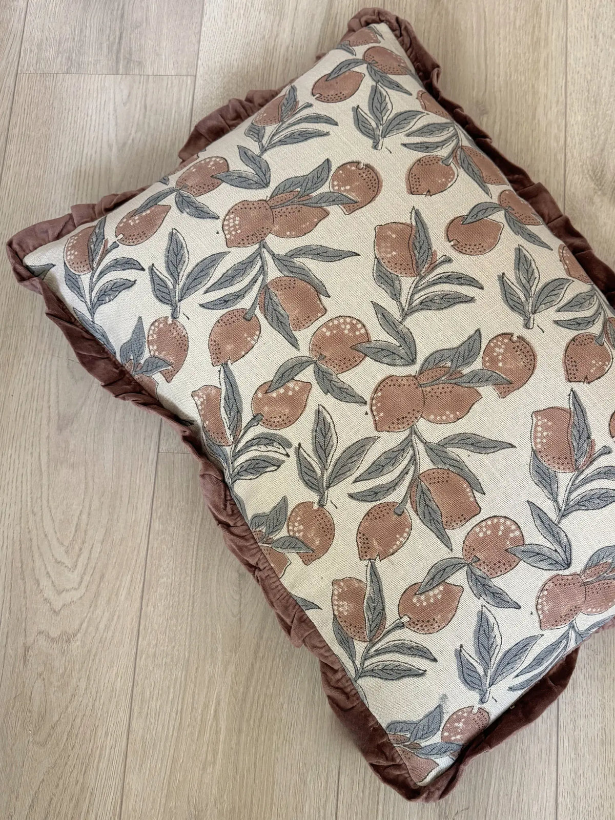 Kussen fruit met roezels oranje 40 x 60 cm