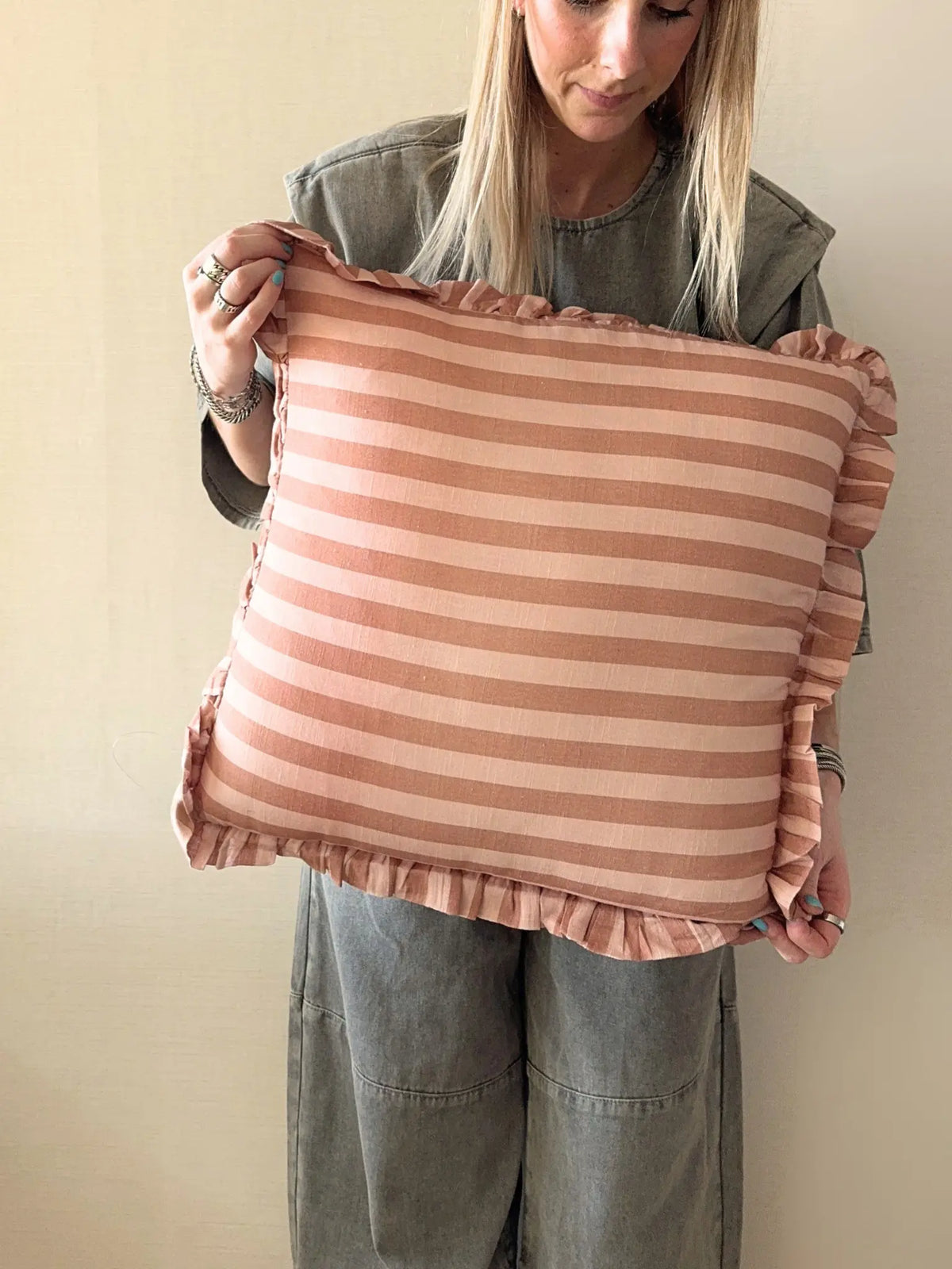 Kussen gestreept met roezels roze/beige 50 x 50 cm