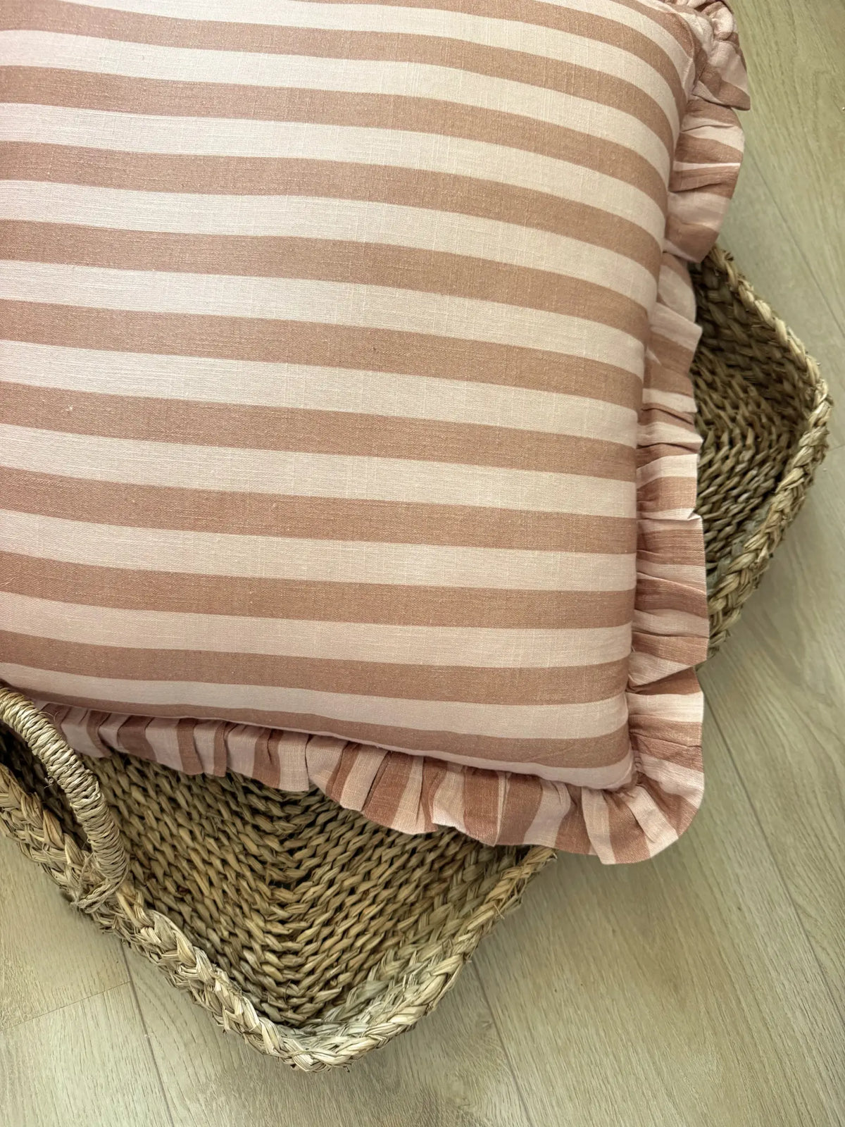 Kussen gestreept met roezels roze/beige 50 x 50 cm