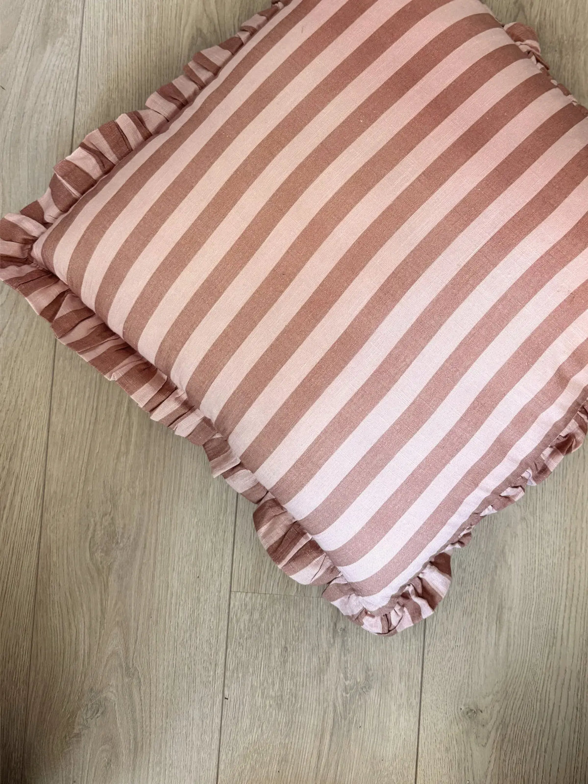 Kussen gestreept met roezels roze/beige 50 x 50 cm