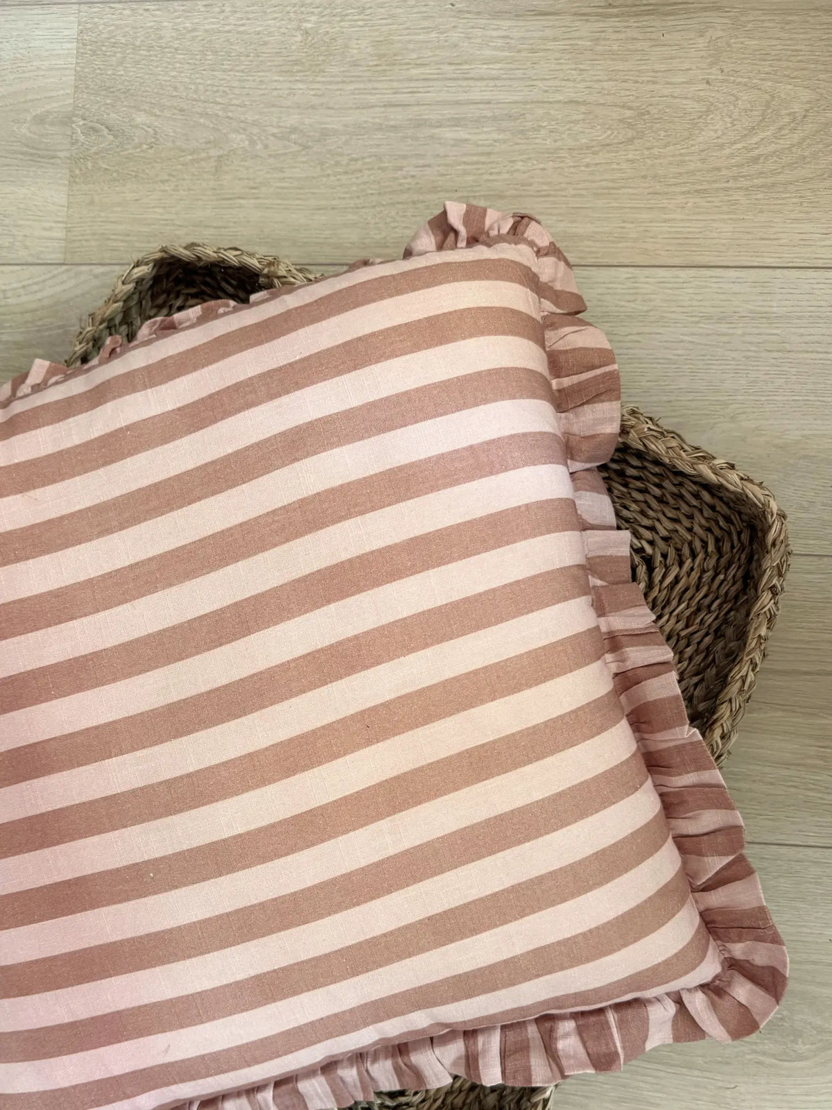 Kussen gestreept met roezels roze/beige 50 x 50 cm