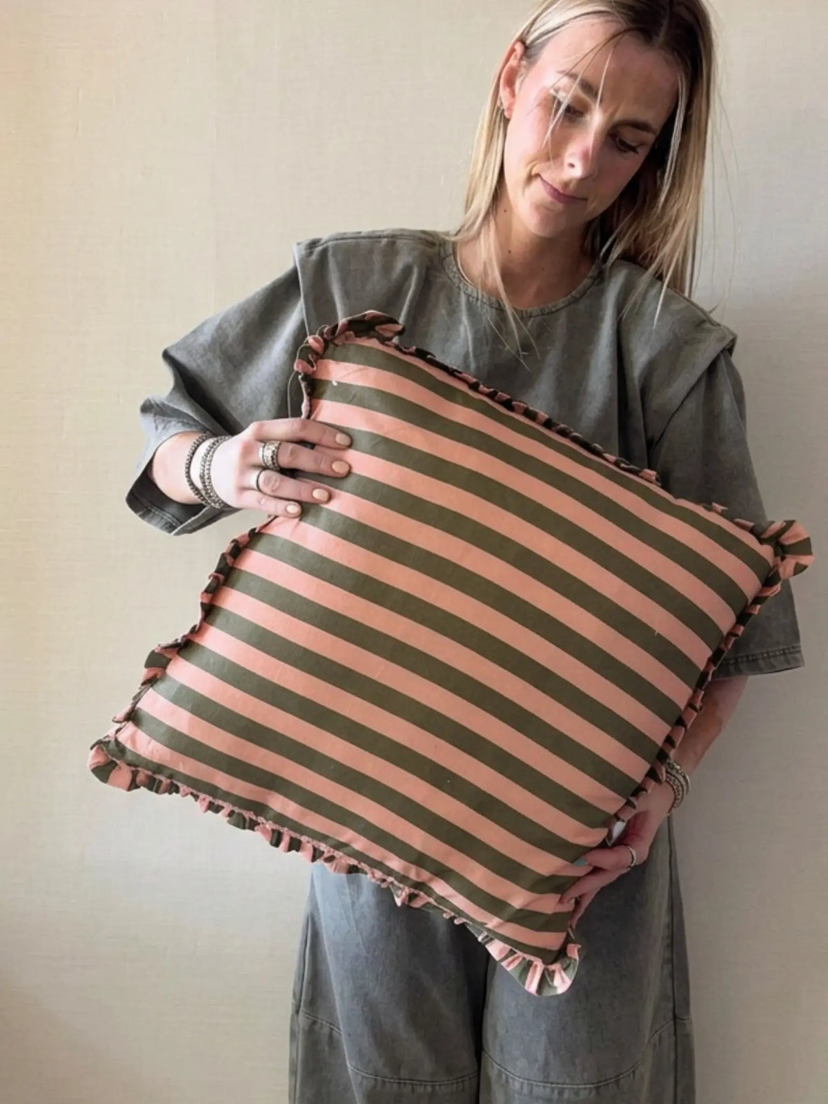 Kussen gestreept met roezels roze/groen 50 x 50 cm