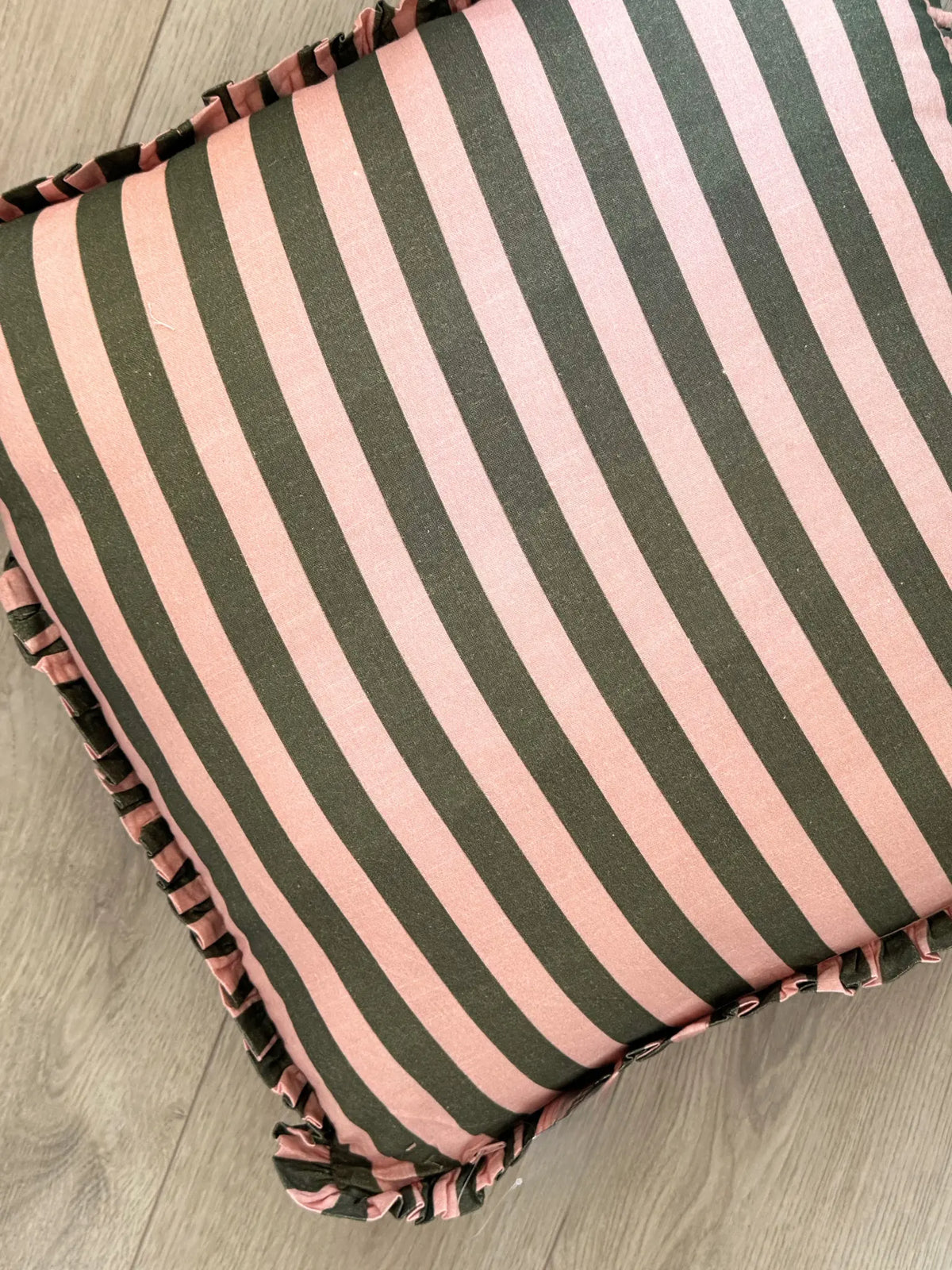 Kussen gestreept met roezels roze/groen 50 x 50 cm