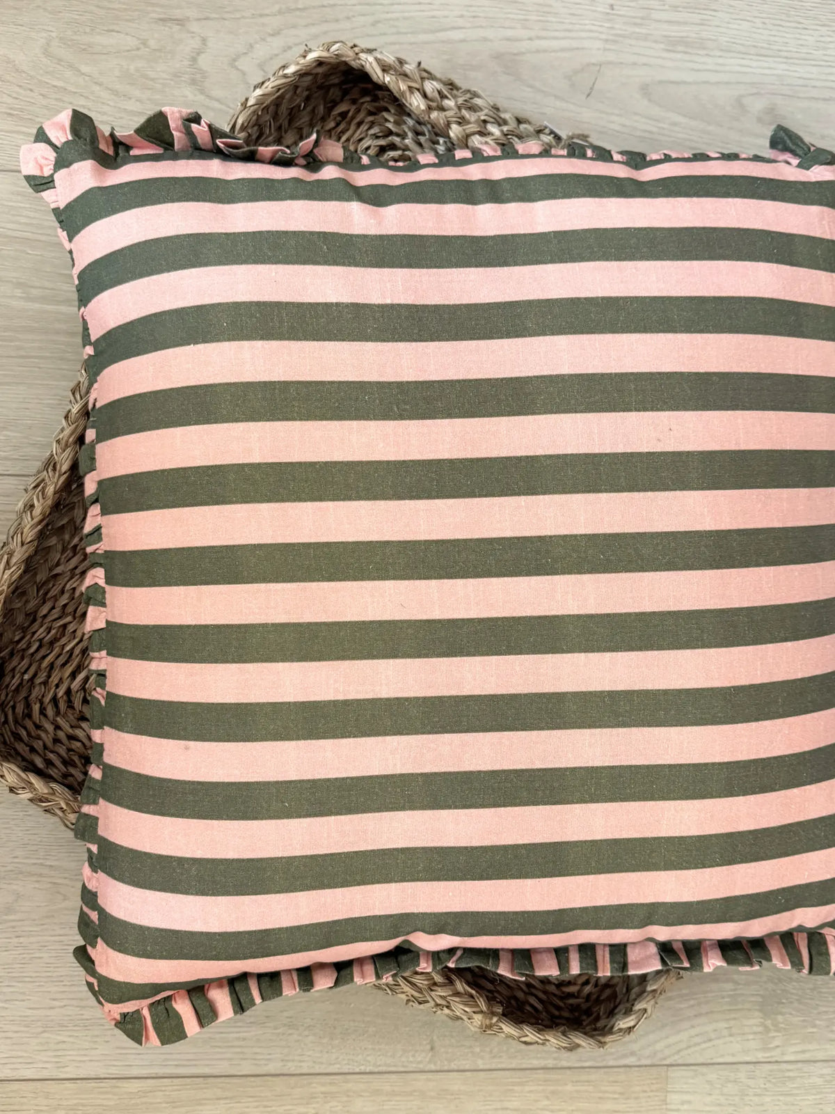 Kussen gestreept met roezels roze/groen 50 x 50 cm