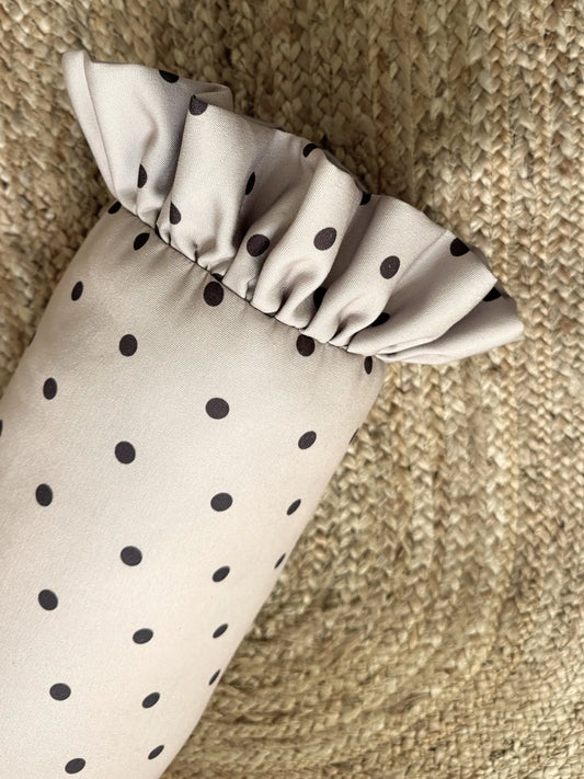 Kussen met roezel koffie stippen