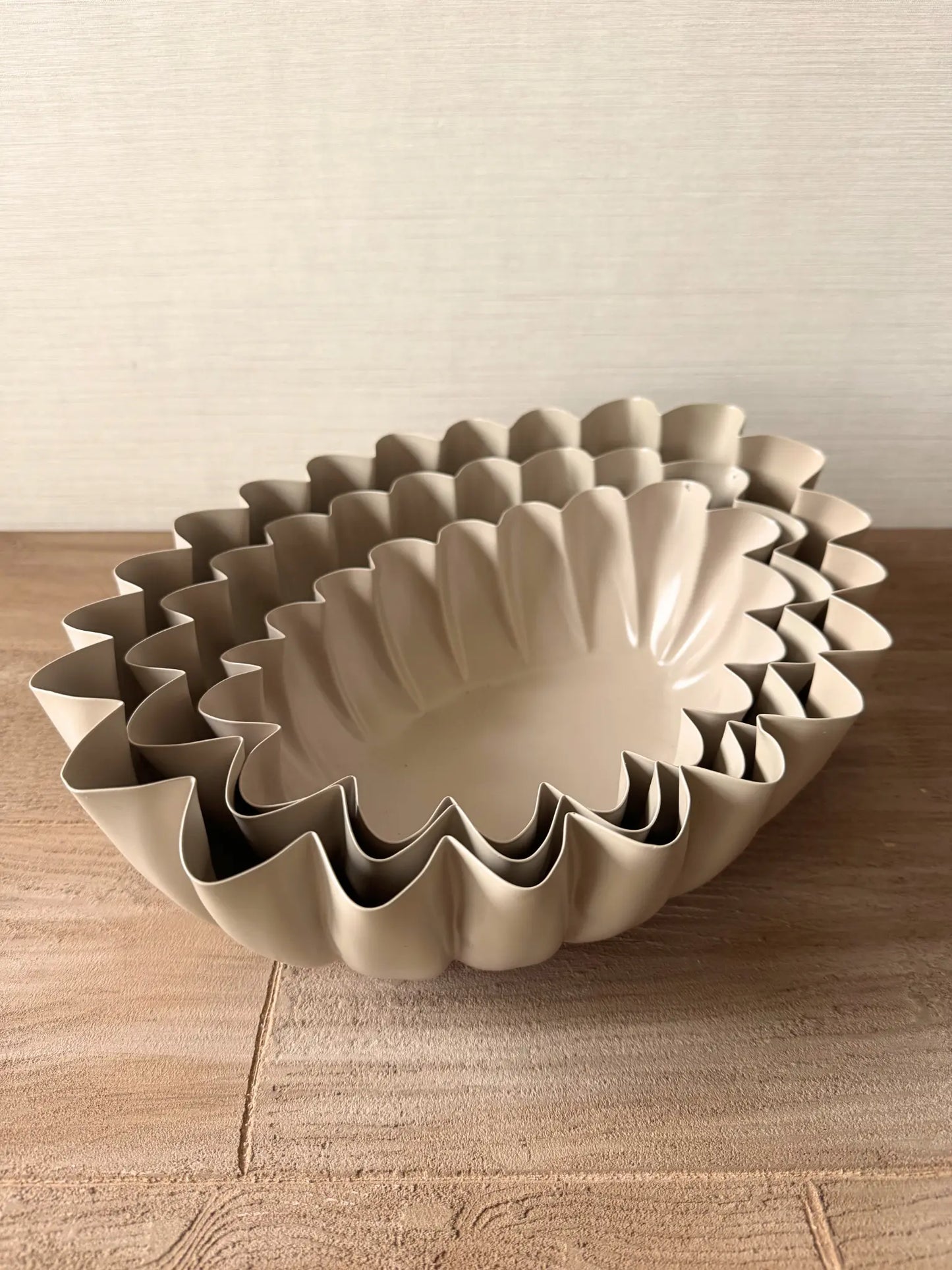 Metalen schaal met ribbel zand