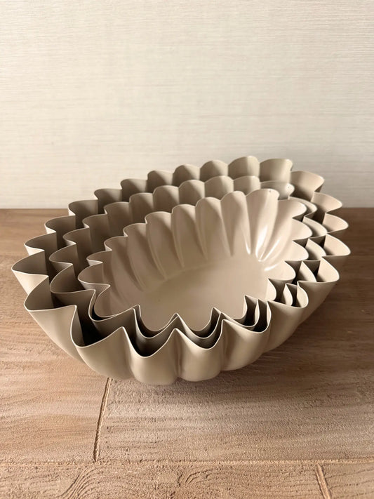 Metalen schaal met ribbel zand