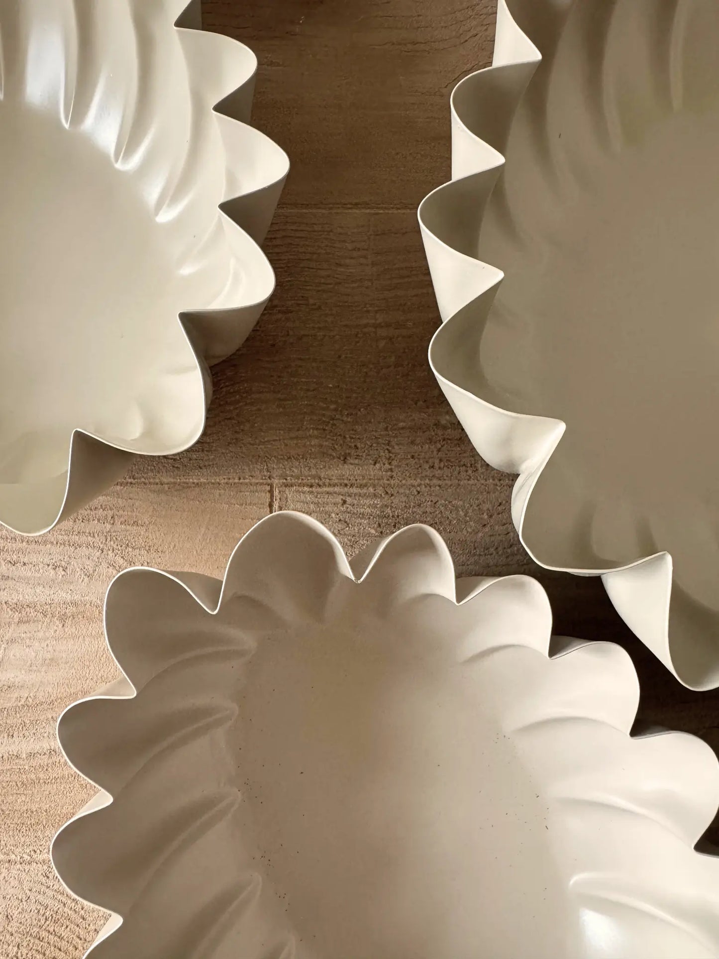 Metalen schaal met ribbel zand