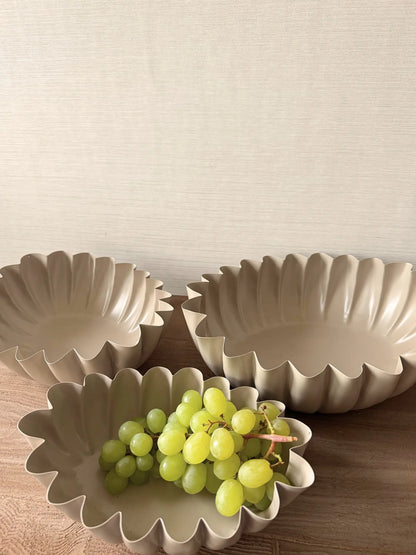 Metalen schaal met ribbel zand