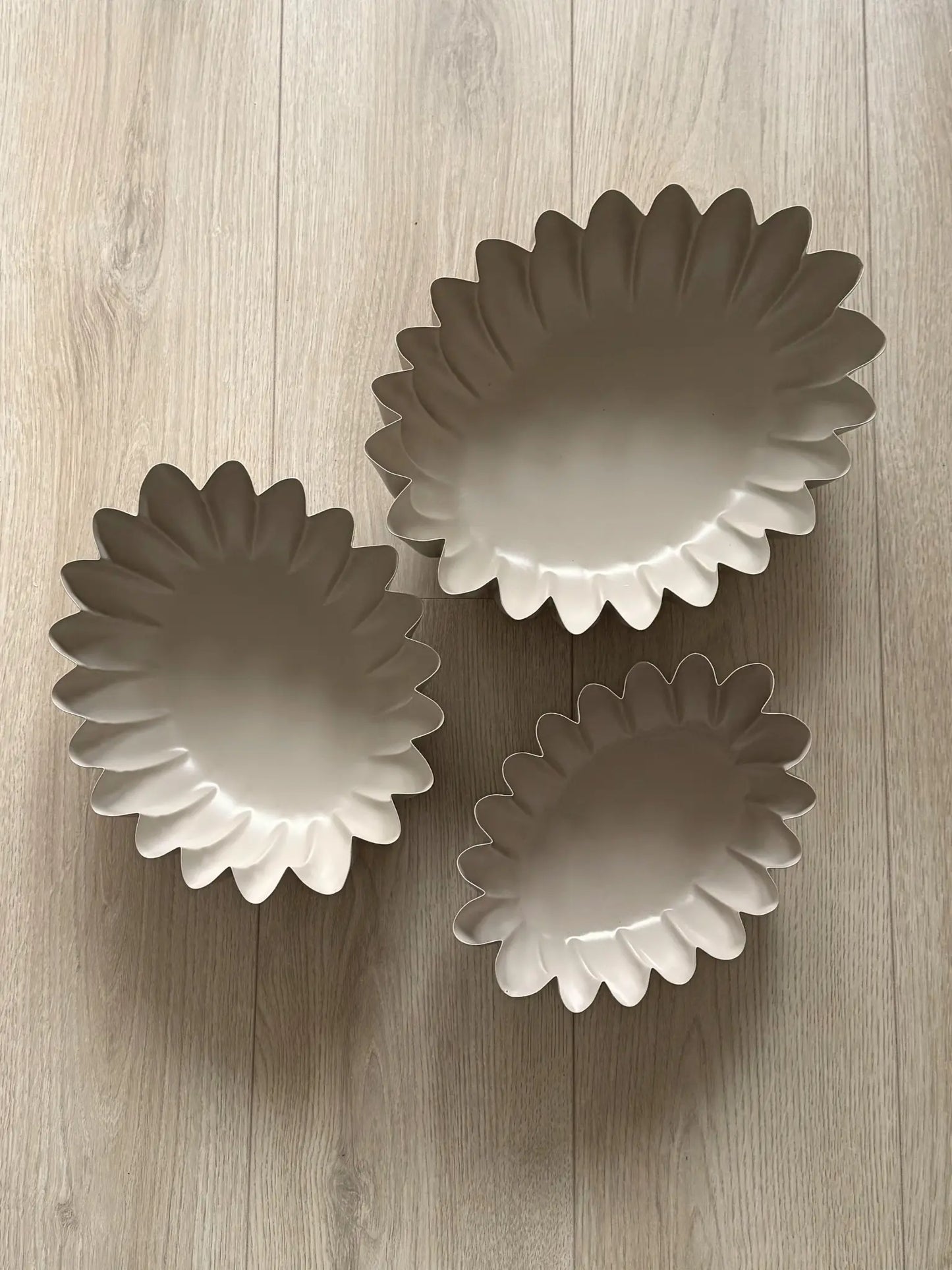 Metalen schaal met ribbel zand