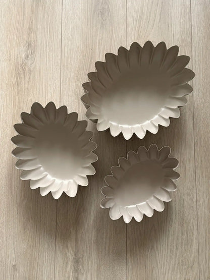 Metalen schaal met ribbel zand