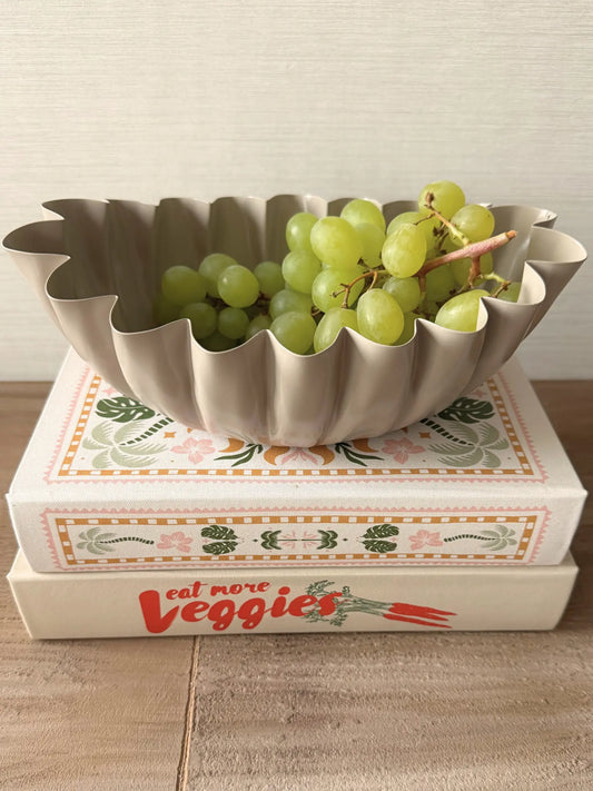 Metalen schaal met ribbel zand