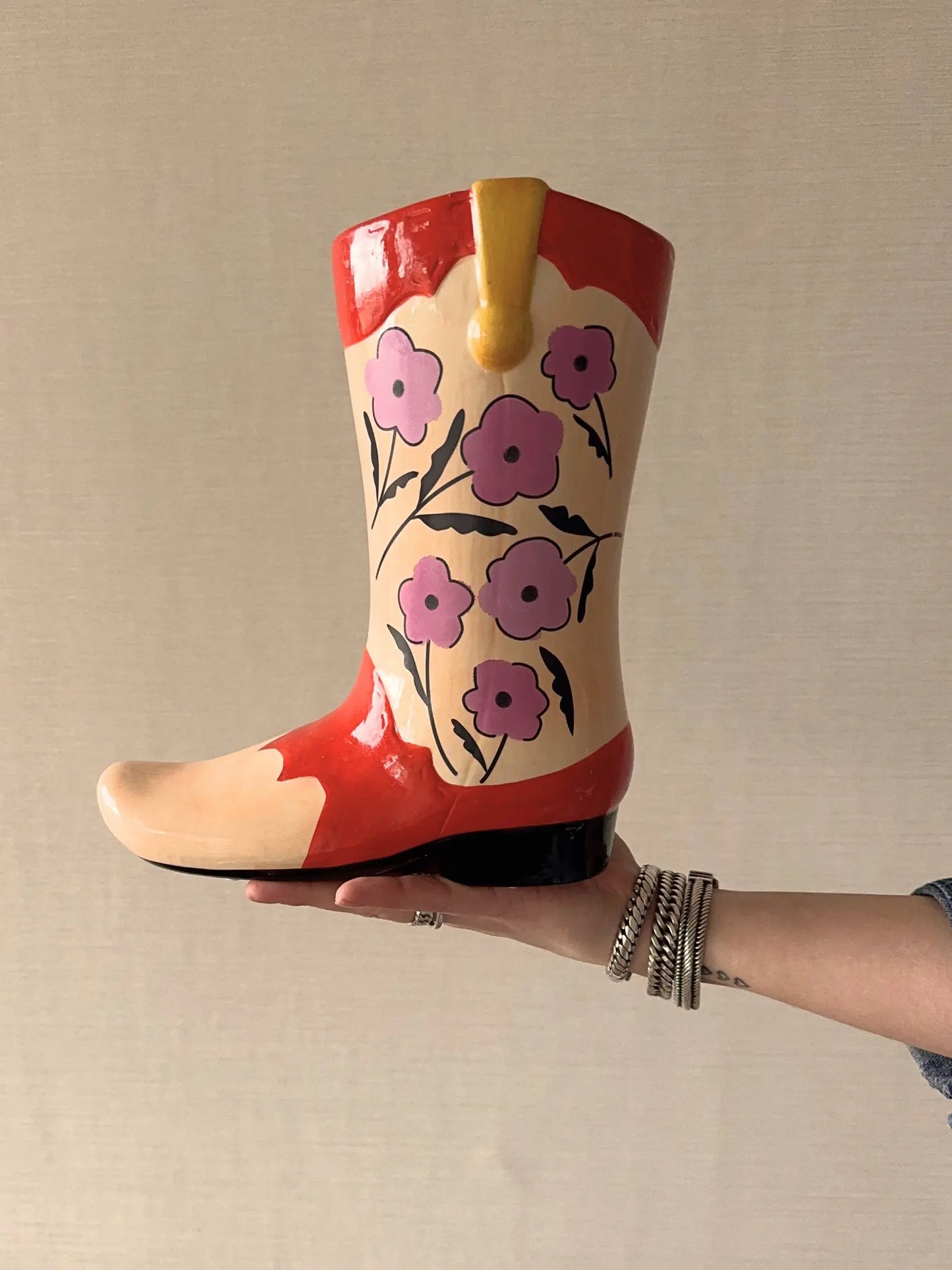 Vaas cowboylaars met bloemen