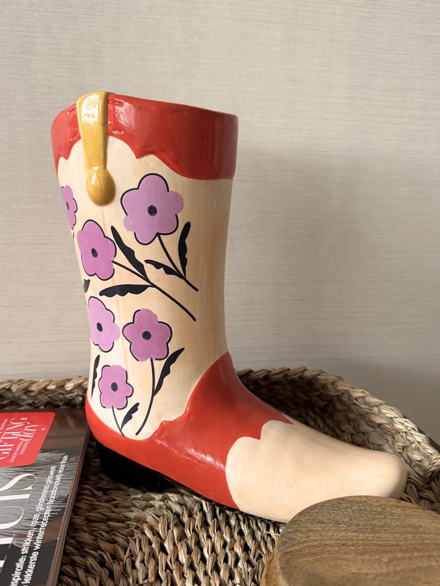 Vaas cowboylaars met bloemen