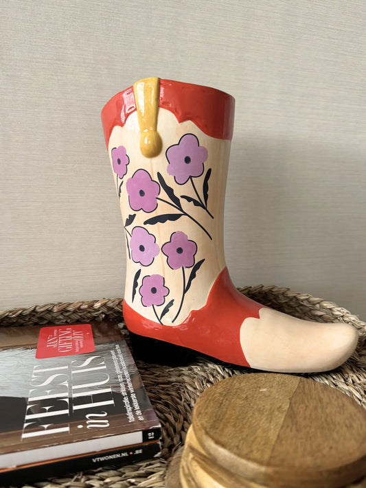 Vaas cowboylaars met bloemen